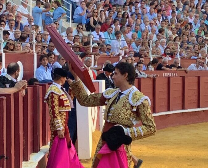 Roca Rey Recoge El Capote De Paseo Y El Estoque De Plata Como