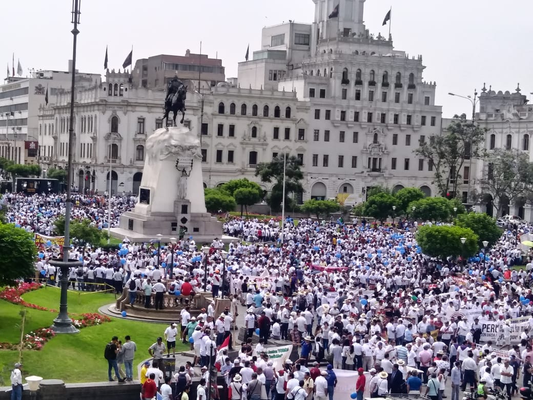 La manifestación de Lima reúne a 30.000 personas  Aplausos.es