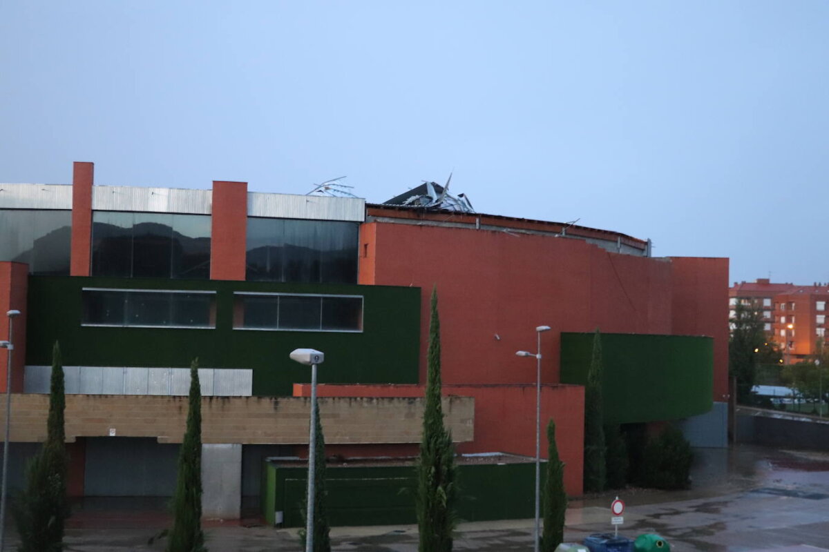 A strong storm causes severe damage to Arnedo’s arena