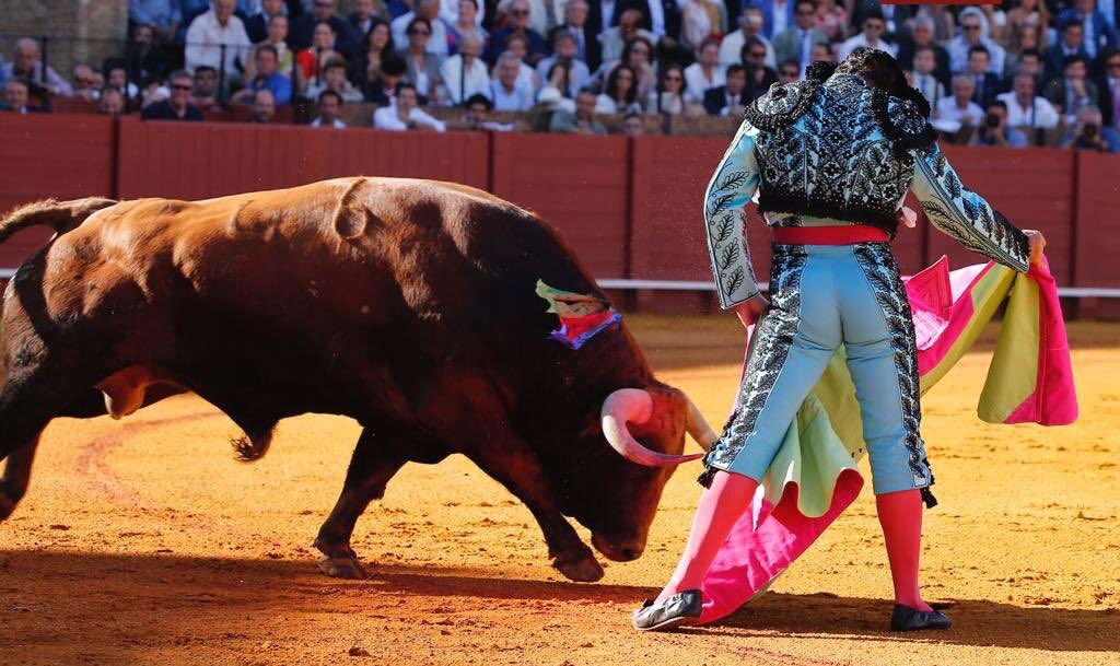 Morante de la Puebla sublima el toreo con el capote en Sevilla