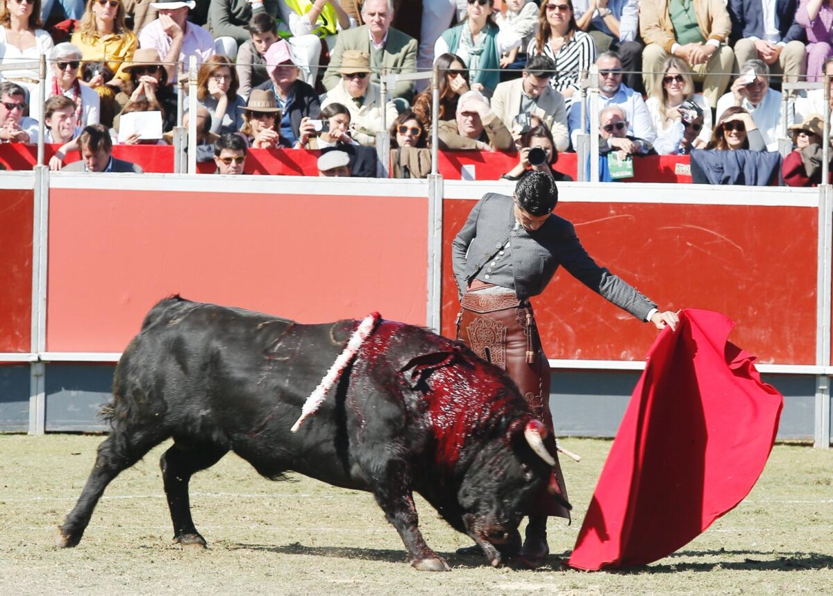 Ureña mueve los cimientos de Madrid con un toro de banderillas negras